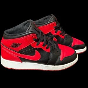 Nike Air Jordan 1 Mid Bred Black Red 554725-074 Youth Size 7Y Chicago Bulls